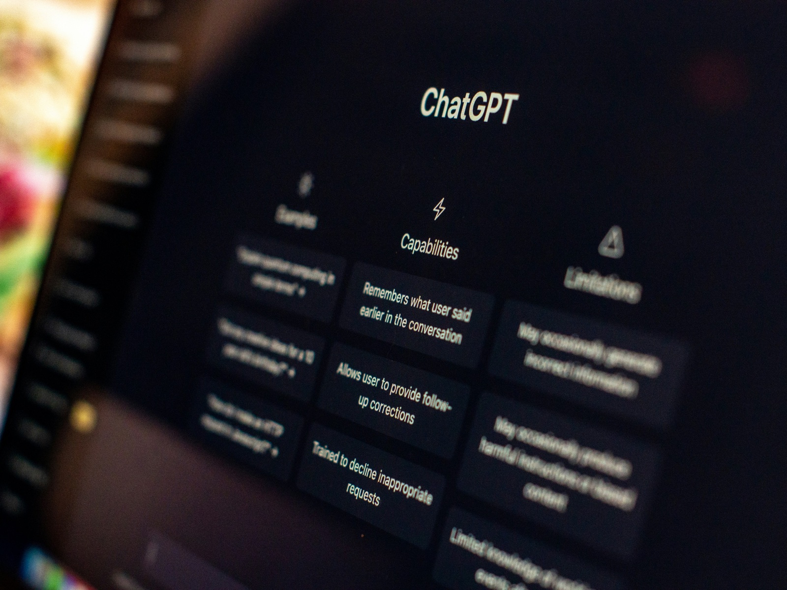 Close-up van het ChatGPT-welkomstscherm met voorbeelden, mogelijkheden en beperkingen