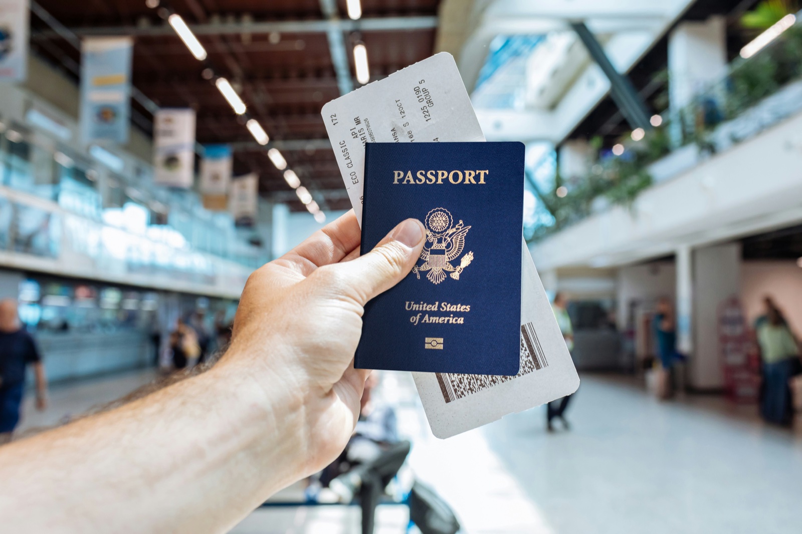 Paspoort en boarding pass op een luchthaven, de essentiële documenten bij hidden city ticketing