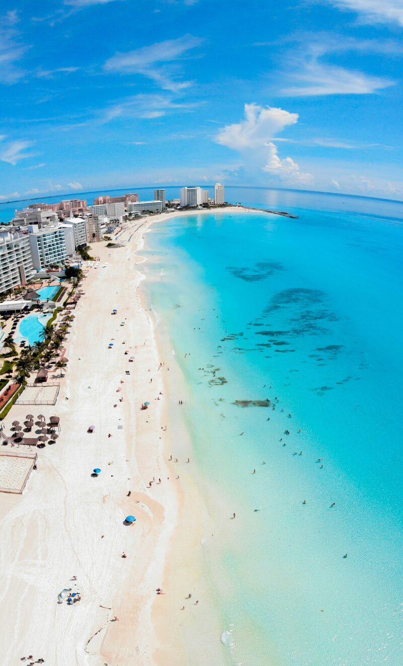 Caribische kust bij Cancún met turquoise water